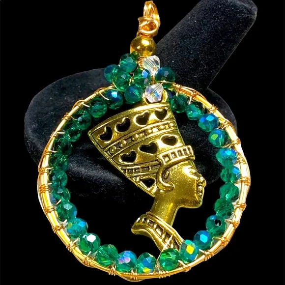 Nefertiti pendant in a wire frame with Czech crystals - Picture 2 of 6